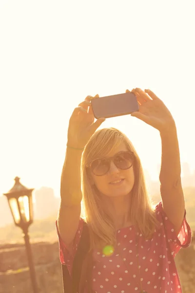 Молодая Женщина Использует Современный Смартфон Городской Среде — стоковое фото