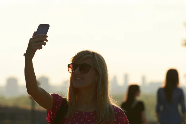 Молода Жінка Використовує Сучасний Смартфон Міському Середовищі — стокове фото