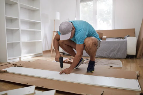 Hombre Armando Muebles Nuevo Apartamento Mudándose Siendo Trabajador — Foto de Stock