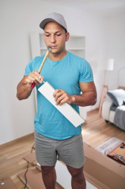 Yeni dairede mobilya montajı, taşınma ve çalışkanlık..