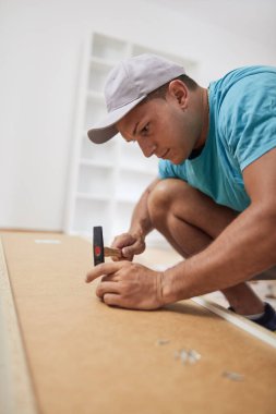 Yeni dairede mobilya montajı, taşınma ve çalışkanlık..