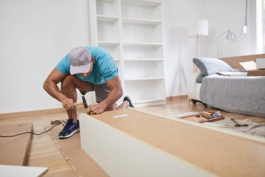 Yeni dairede mobilya montajı, taşınma ve çalışkanlık..