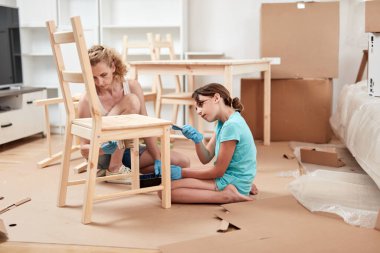 Anne ve kız yeni dairede mobilya boyayıp montajlıyorlar, taşınıyorlar ve çalışkan oluyorlar..