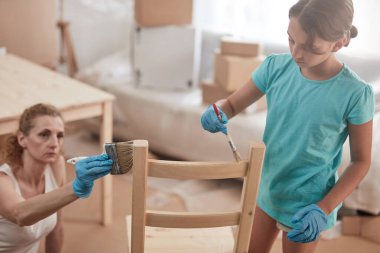 Anne ve kız yeni dairede mobilya boyayıp montajlıyorlar, taşınıyorlar ve çalışkan oluyorlar..