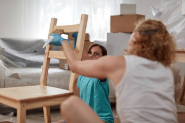 Anne ve kız yeni dairede mobilya boyayıp montajlıyorlar, taşınıyorlar ve çalışkan oluyorlar..