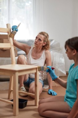 Anne ve kız yeni dairede mobilya boyayıp montajlıyorlar, taşınıyorlar ve çalışkan oluyorlar..