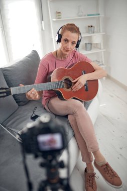 İnternet vlog web sitesi dersleri için video dersleri ve dersler hazırlayan gitarist.
