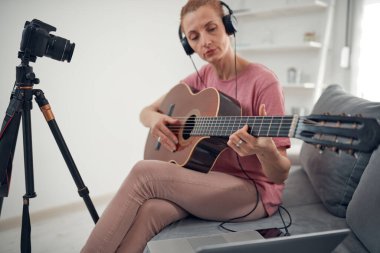 İnternet vlog web sitesi dersleri için video dersleri ve dersler hazırlayan gitarist.