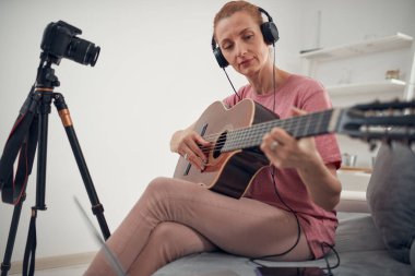 İnternet vlog web sitesi dersleri için video dersleri ve dersler hazırlayan gitarist.