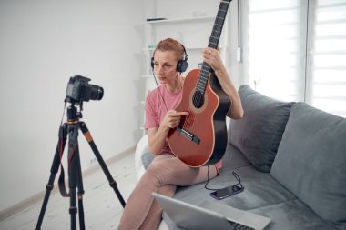 İnternet vlog web sitesi dersleri için video dersleri ve dersler hazırlayan gitarist.