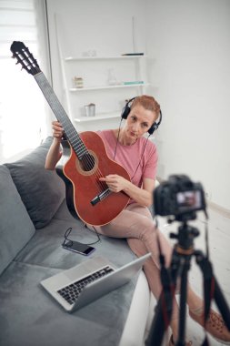 İnternet vlog web sitesi dersleri için video dersleri ve dersler hazırlayan gitarist.