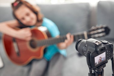 İnternet vlog web sitesi dersleri için video dersleri ve özel ders hazırlayan çocuk gitarist.