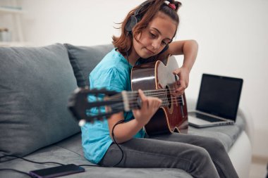 İnternet vlog web sitesi dersleri için video dersleri ve özel ders hazırlayan çocuk gitarist.