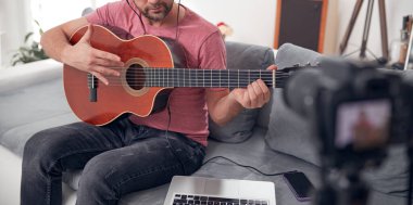 İnternet vlog web sitesi dersleri için video dersleri ve dersler hazırlayan gitarist.
