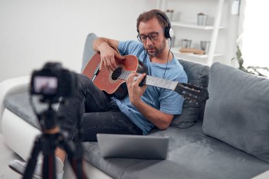 İnternet vlog web sitesi dersleri için video dersleri ve dersler hazırlayan gitarist.