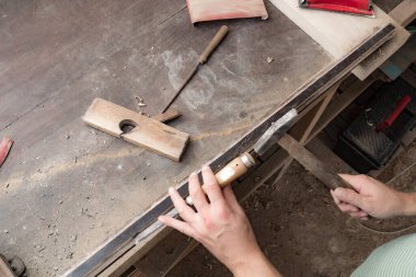 Erkek marangoz eski usul ahşap üzerinde çalışıyor..