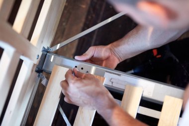 Marangoz meraklısı ev / garajda tahta montajı yapıyor..