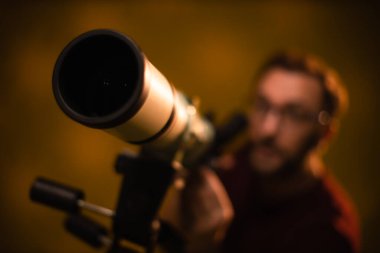 Amatör astronom teleskopla yıldızlara bakıyor. Astronomi ve astroloji kavramı.