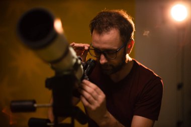 Amatör astronom teleskopla yıldızlara bakıyor. Astronomi ve astroloji kavramı.
