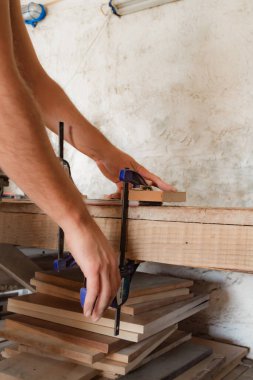 Erkek marangoz antika bir atölyede eski ahşap üzerinde çalışıyor..