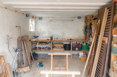 Garajda çeşitli marangoz aletleri ve malzemeleri var..