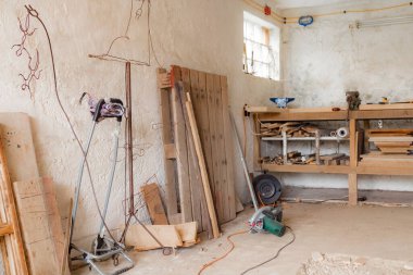 Garajda çeşitli marangoz aletleri ve malzemeleri var..