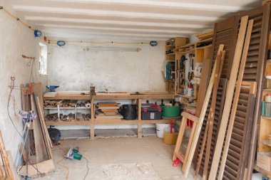 Garajda çeşitli marangoz aletleri ve malzemeleri var..