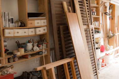 Garajda çeşitli marangoz aletleri ve malzemeleri var..