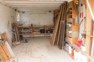 Garajda çeşitli marangoz aletleri ve malzemeleri var..