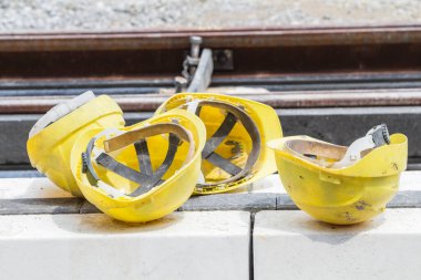 İnşaat alanında sarı koruyucu kask.