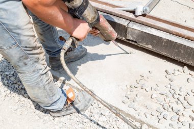 İnşaat işçisi için ağır bir iş..