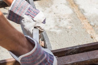 İnşaat işçisi için ağır bir iş..