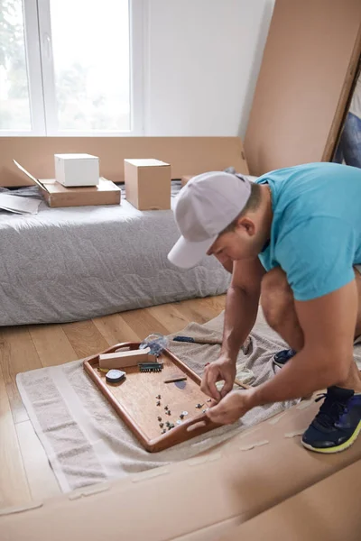 Yeni dairede mobilya montajı, taşınma ve çalışkanlık..