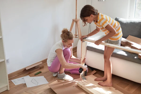 Anne ve kızı yeni bir dairede mobilya monte ediyorlar, taşınıyorlar ve çalışkan oluyorlar..