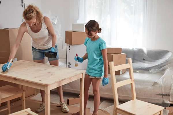 Moeder Dochter Schilderen Monteren Meubels Nieuw Appartement Verhuizen Hardwerkende — Stockfoto