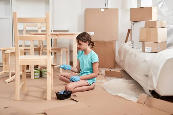 Маленька Дівчинка Малює Складає Меблі Новій Квартирі Переїжджаючи Будучи Працьовитою — стокове фото