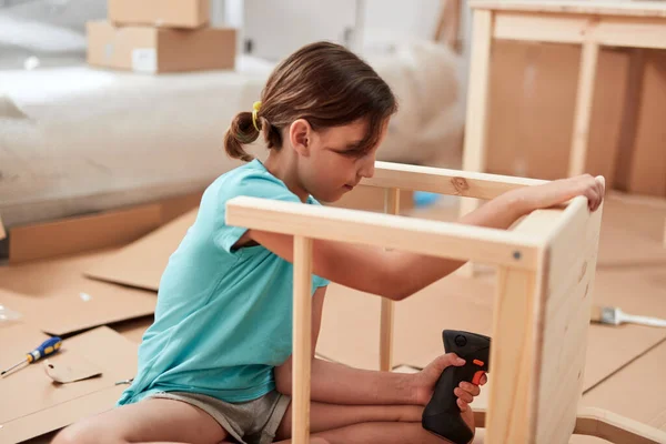 Muchacha Pequeña Ensamblando Muebles Apartamento Nuevo Mudándose Siendo Trabajadora — Foto de Stock