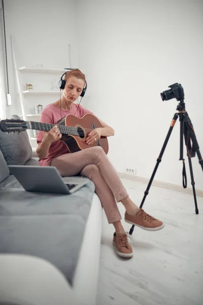 Guitarrista Haciendo Video Lecciones Tutoriales Para Internet Vlog Sitio Web — Foto de Stock