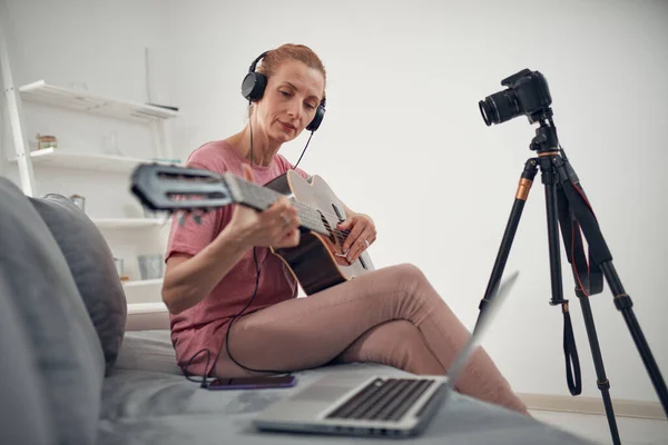 Guitarrista Haciendo Video Lecciones Tutoriales Para Internet Vlog Sitio Web —  Fotos de Stock