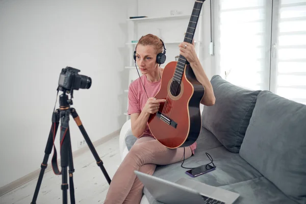 Guitarrista Haciendo Video Lecciones Tutoriales Para Internet Vlog Sitio Web — Foto de Stock