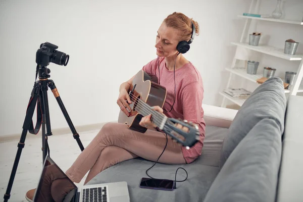 Guitarrista Haciendo Video Lecciones Tutoriales Para Internet Vlog Sitio Web —  Fotos de Stock