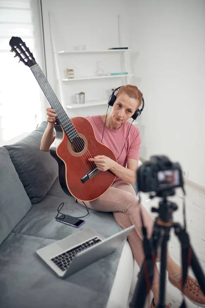 Guitarrista Fazendo Aulas Vídeo Tutoriais Para Aulas Internet Vlog Site — Fotografia de Stock