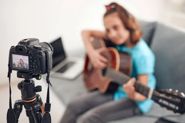 Criança Guitarrista Fazendo Aulas Vídeo Tutoriais Para Aulas Internet Vlog — Fotografia de Stock