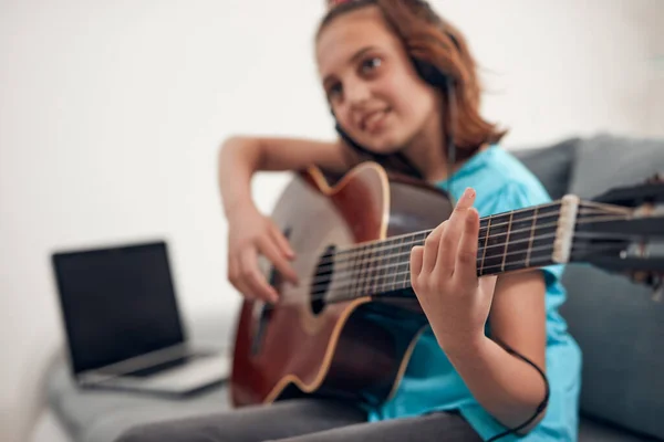 インターネットブログのウェブサイトクラスのためのビデオレッスンやチュートリアルを作る子供のギタリスト — ストック写真