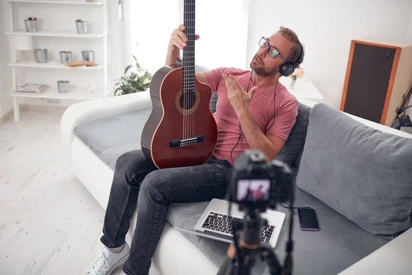 Guitarrista Haciendo Video Lecciones Tutoriales Para Internet Vlog Sitio Web —  Fotos de Stock