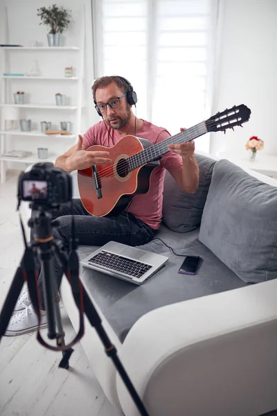 Guitarrista Haciendo Video Lecciones Tutoriales Para Internet Vlog Sitio Web —  Fotos de Stock