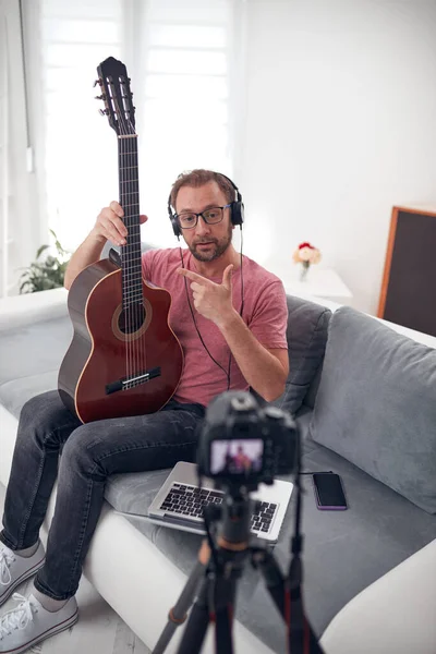 Guitarrista Haciendo Video Lecciones Tutoriales Para Internet Vlog Sitio Web —  Fotos de Stock