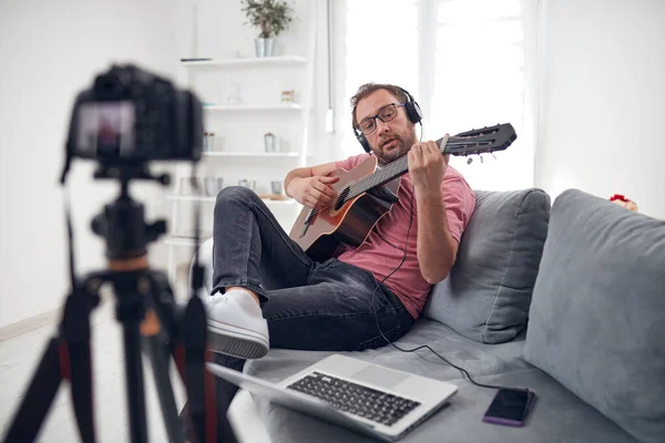 Guitarrista Haciendo Video Lecciones Tutoriales Para Internet Vlog Sitio Web —  Fotos de Stock