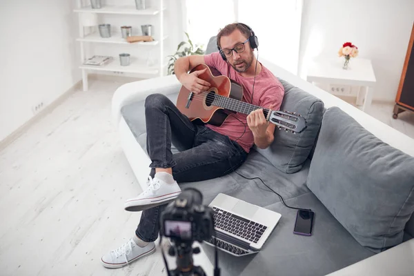 Guitarrista Haciendo Video Lecciones Tutoriales Para Internet Vlog Sitio Web —  Fotos de Stock