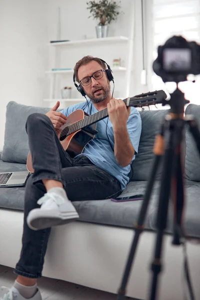 Guitarrista Haciendo Video Lecciones Tutoriales Para Internet Vlog Sitio Web —  Fotos de Stock